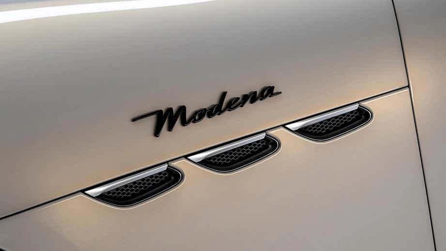 Side fender detail of a Maserati GranTurismo Modena