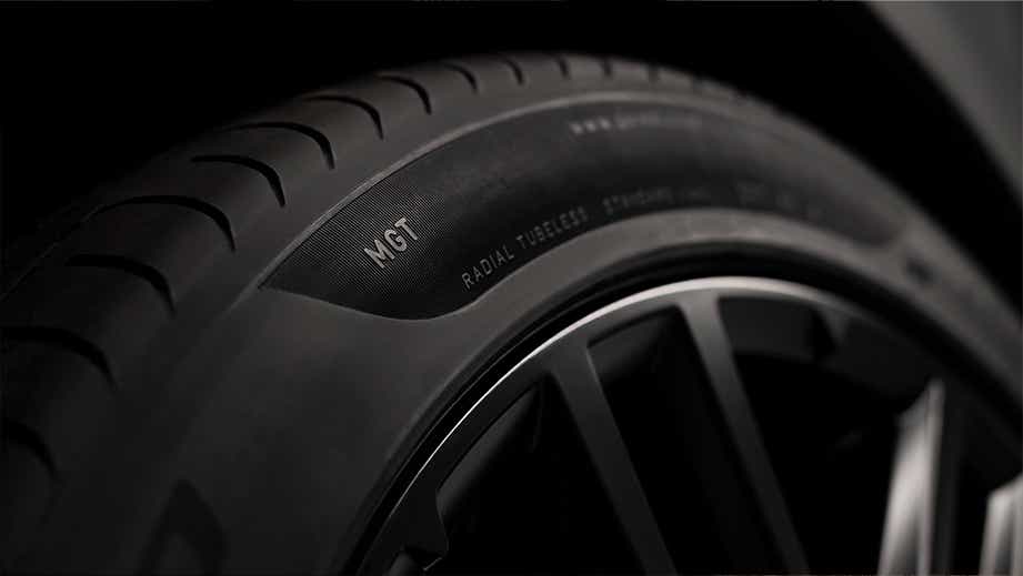 close-up of a wheel and tire of a Maserati Quattroporte