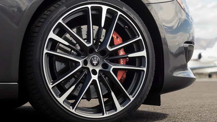 Front wheel close-up of a Maserati Quattroporte