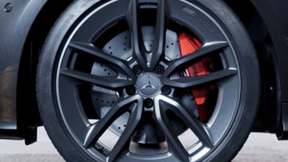 Close-up of the wheel and brake of a Mercedes-Benz AMG E 53