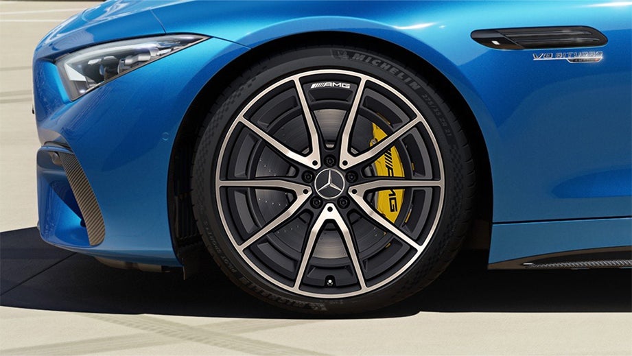 Front wheel and fender of a Mercedes-Benz AMG SL