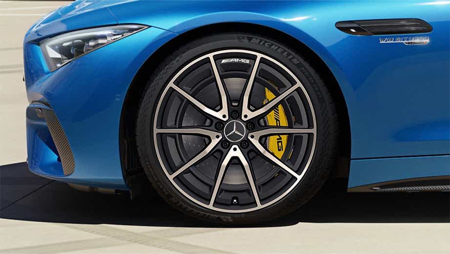 Front wheel and fender of a Mercedes-Benz AMG SL