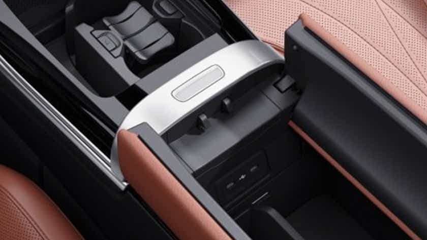center console and storage of a Mercedes-Benz C-Class
