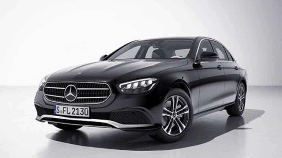front three-quarter view of a Obsidian Black Mercedes-Benz E-Class 2021-2023