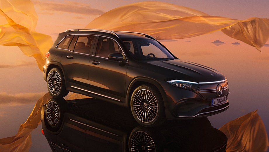 front three-quarter view of a Mercedes-Benz EQB 2022-23