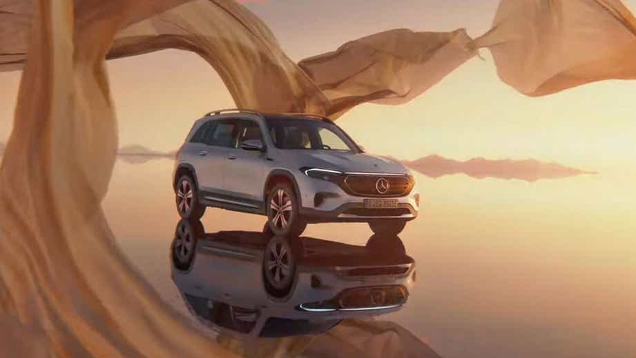 front three-quarter view of a Mercedes-Benz EQB 2022-23