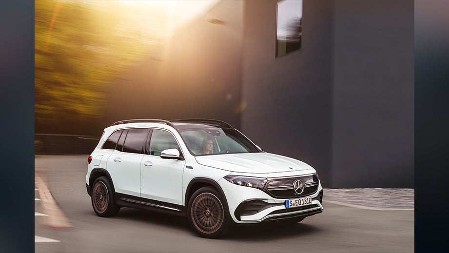 front three-quarter view of a Mercedes-Benz EQB 2022-23