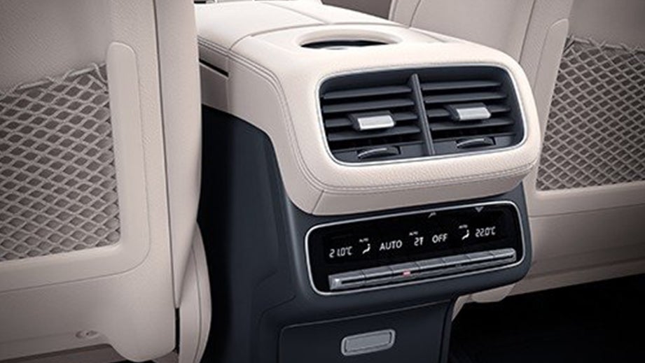 Rear AC vent and climate control panel of a Mercedes-Benz GLE