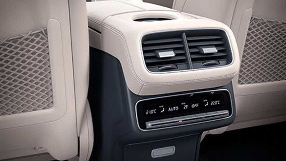 Rear AC vent and climate control panel of a Mercedes-Benz GLE