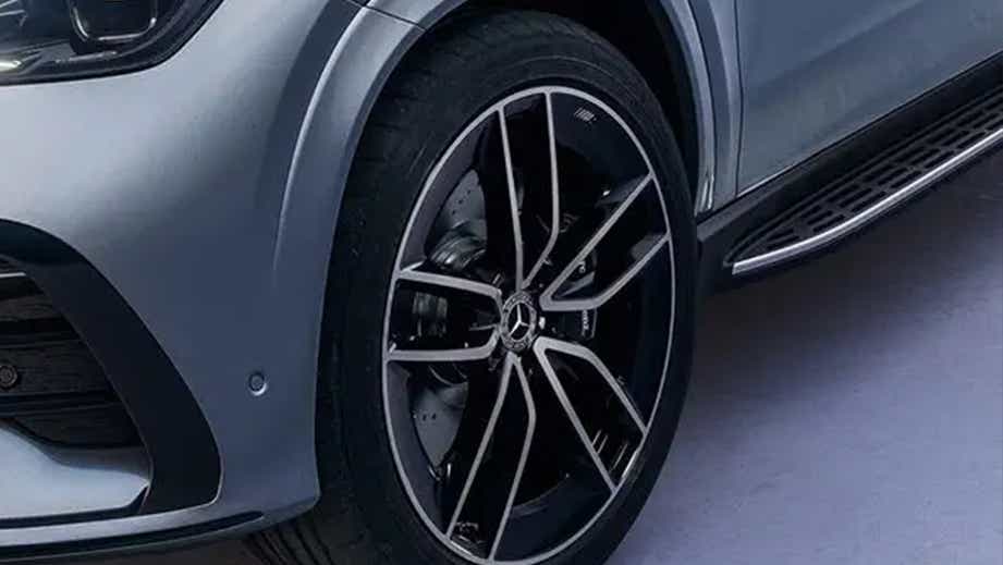 Front wheel close-up of a Mercedes-Benz GLE