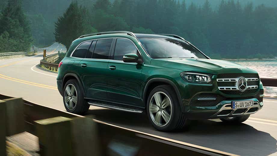 front three-quarter view of a Mercedes-Benz GLS 2021-23