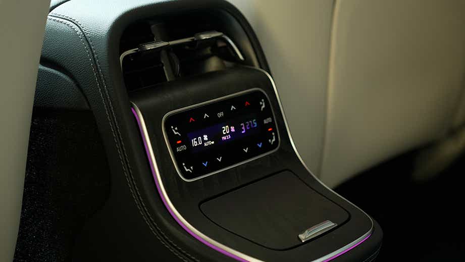 Rear climate control console of a Mercedes-Benz E-Class