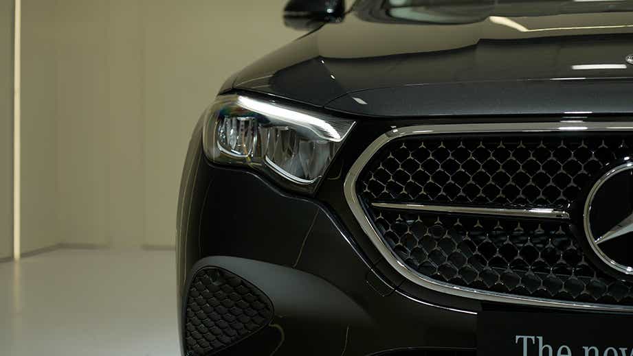 Front left headlight and grille of a Mercedes-Benz E-Class