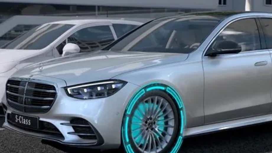 front three-quarter view of a Designo Diamond White Mercedes-Benz S-Class