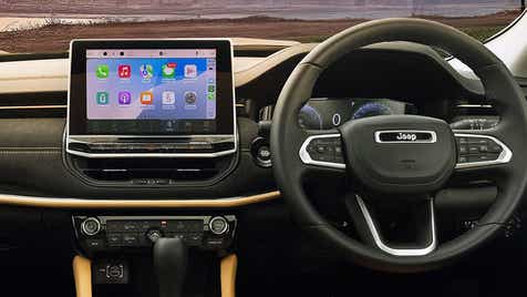 Interior dashboard and steering wheel of a Jeep Meridian