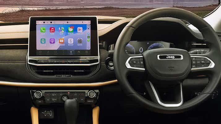 Interior dashboard and steering wheel of a Jeep Meridian
