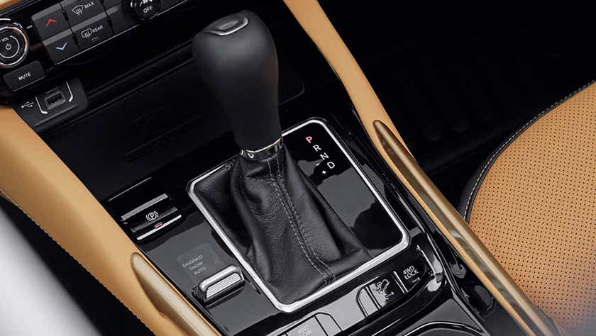 gear shift lever and center console of a Jeep Meridian