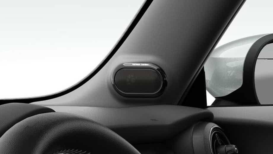 Interior dashboard and pillar speaker of a Mini 3 DOOR