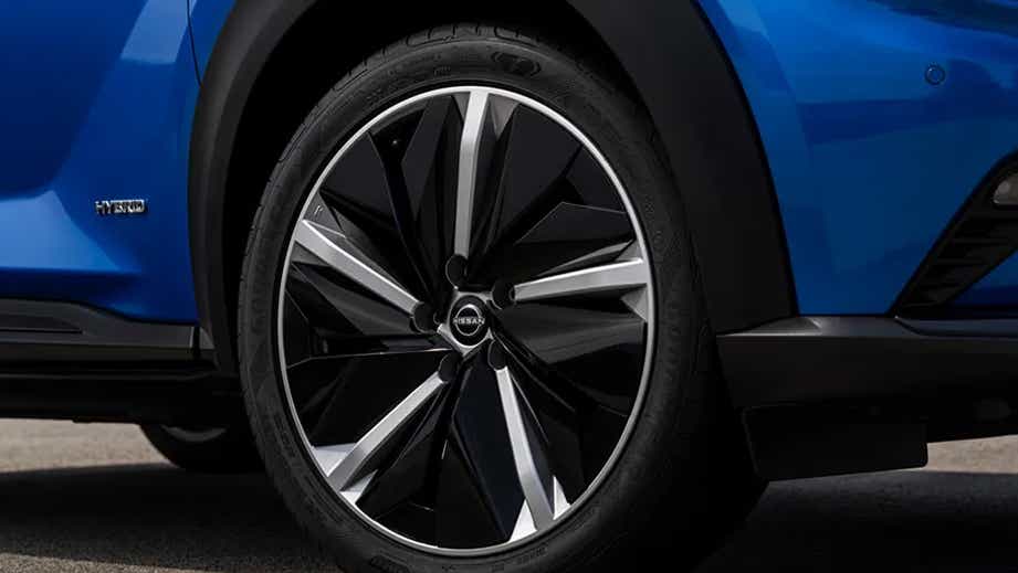 Front wheel close-up of a Daytona Blue Nissan Juke