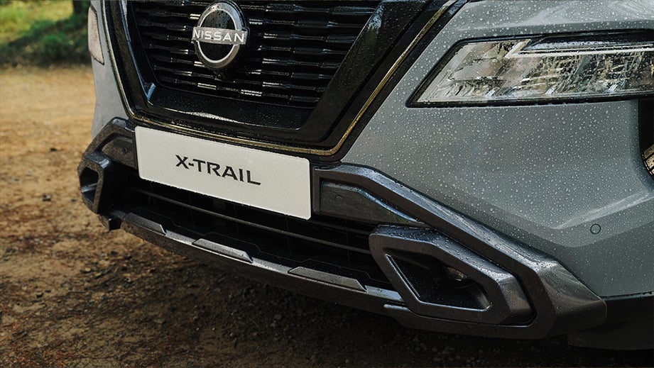 Front bumper and grille of a Nissan X-Trail