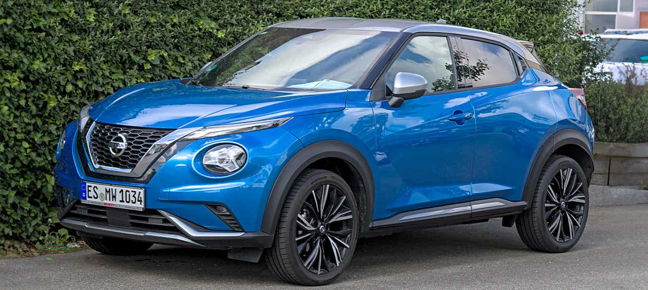 front three-quarter view of a Daytona Blue Nissan Juke