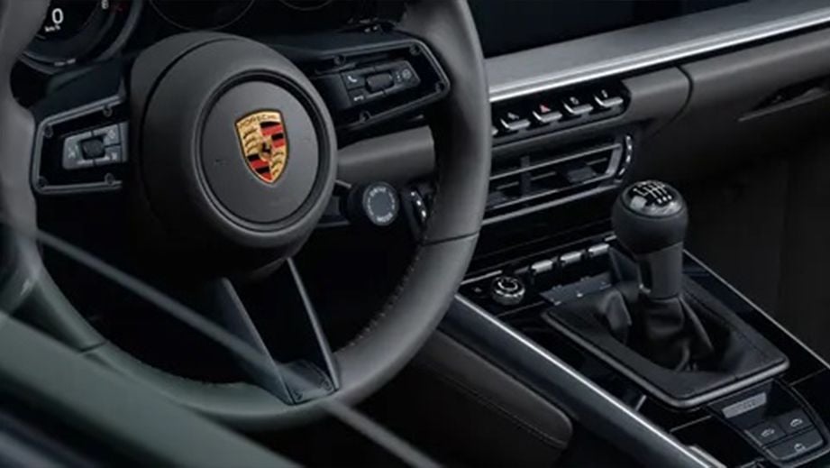 Interior dashboard and gear shifter of a Porsche 911