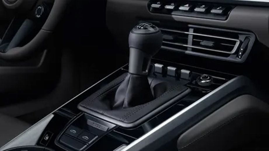 Gear shifter and center console of a Porsche 911 interior