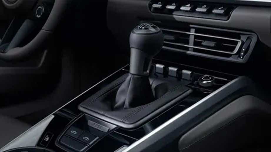 Gear shifter and center console of a Porsche 911 interior