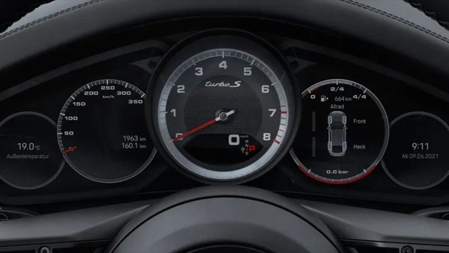 dashboard instrument cluster of a Porsche Panamera 2021-2023