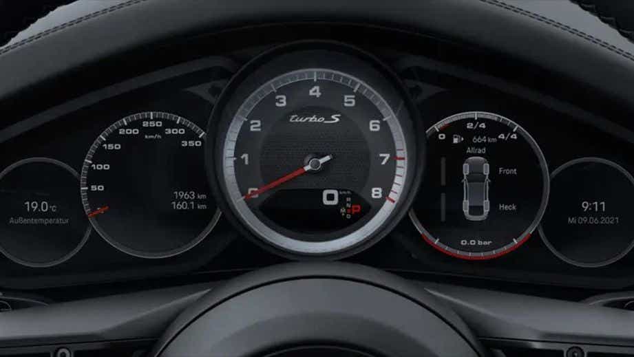 dashboard instrument cluster of a Porsche Panamera 2021-2023