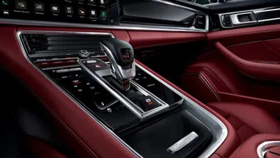 Center console and gear selector of a Porsche Panamera 2021-2023