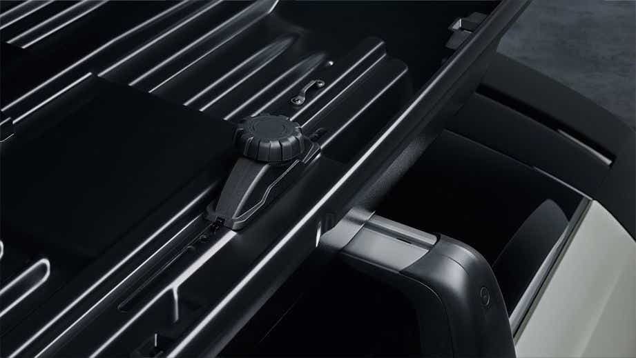 Roof box mount close-up of a Porsche Taycan