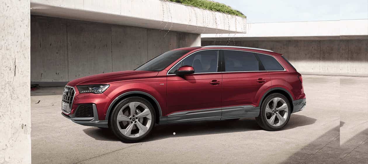 side view of a Audi Q7 2022-2023