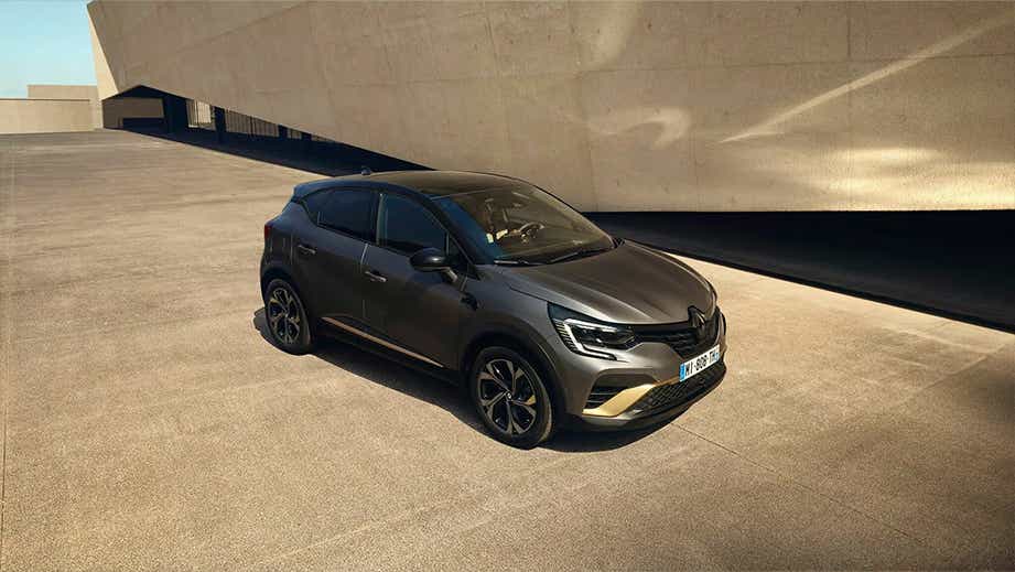 front three-quarter view of a Renault Captur