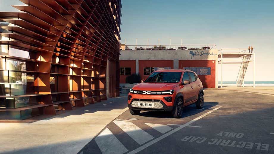 front view of a Cayenne Orange Renault Duster