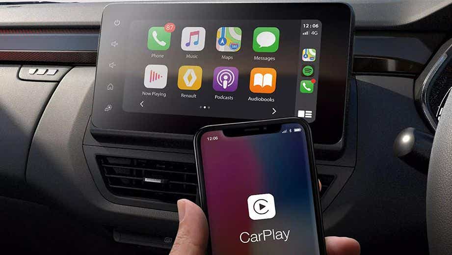 infotainment system with smartphone integration in a Renault Kiger 2023-2024