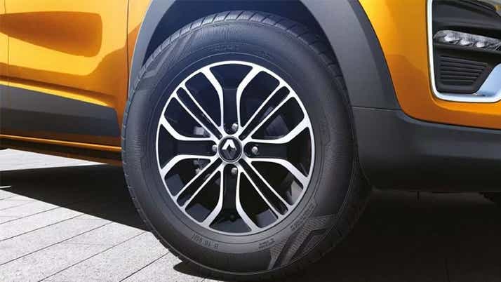 Front wheel close-up of a Renault Triber 2019-2024