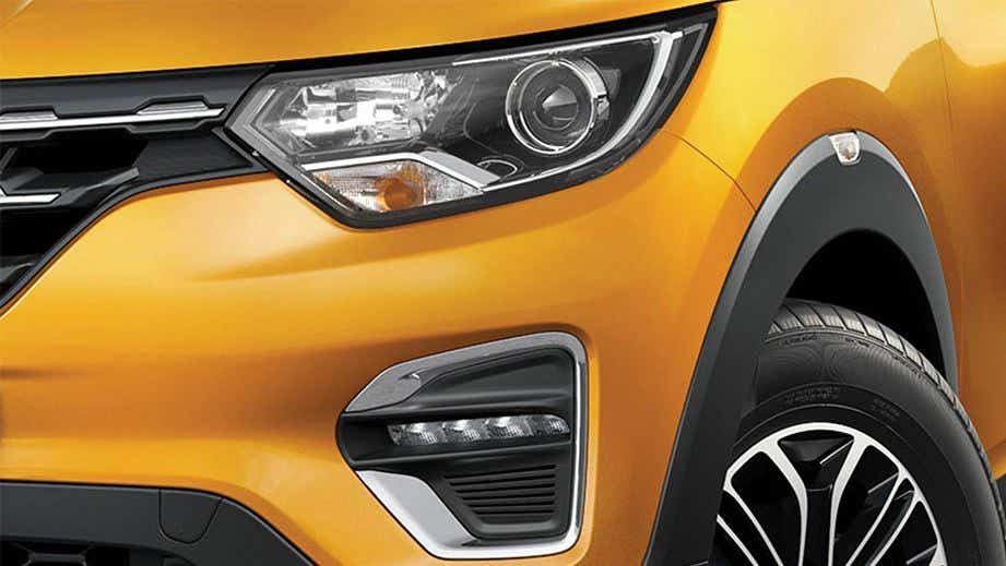 Front headlight and wheel arch of a Renault Triber 2019-2024