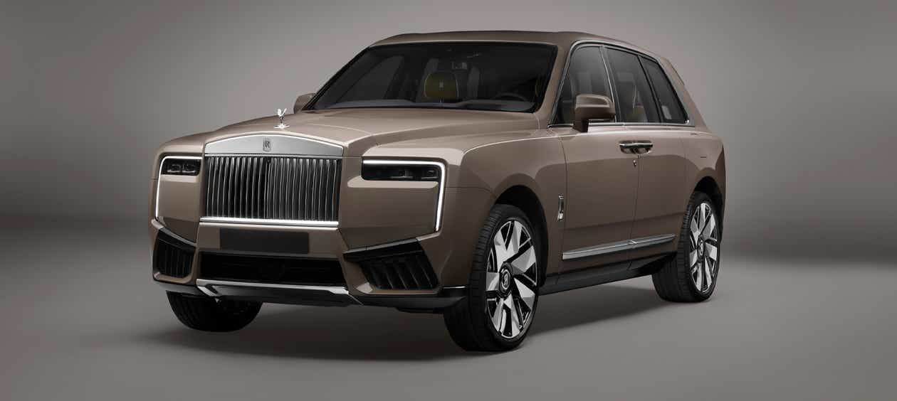 Front three-quarter view of a Rolls-Royce Cullinan Series II