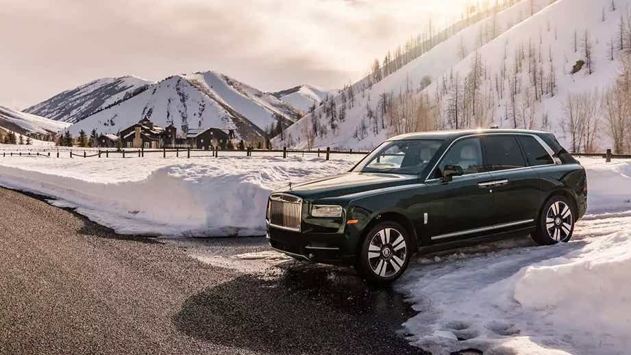 front three-quarter of a Rolls-Royce Cullinan in snow-covered mountains
