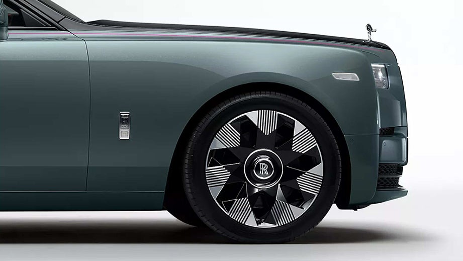 front-side wheel and fender of a Rolls-Royce Phantom