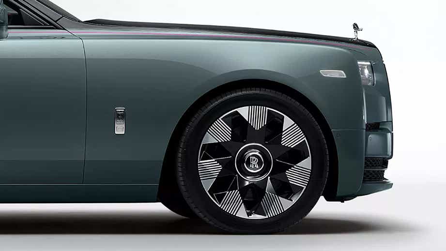front-side wheel and fender of a Rolls-Royce Phantom