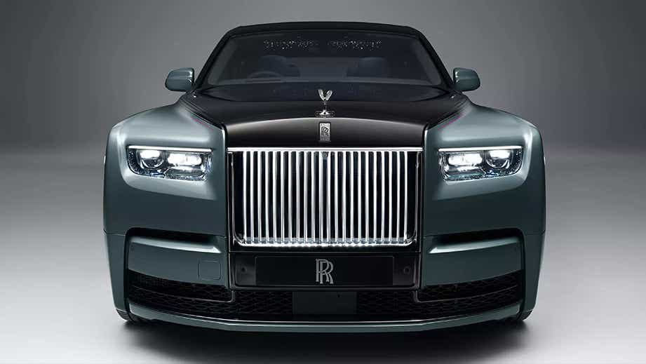 Front view of a Rolls-Royce Phantom