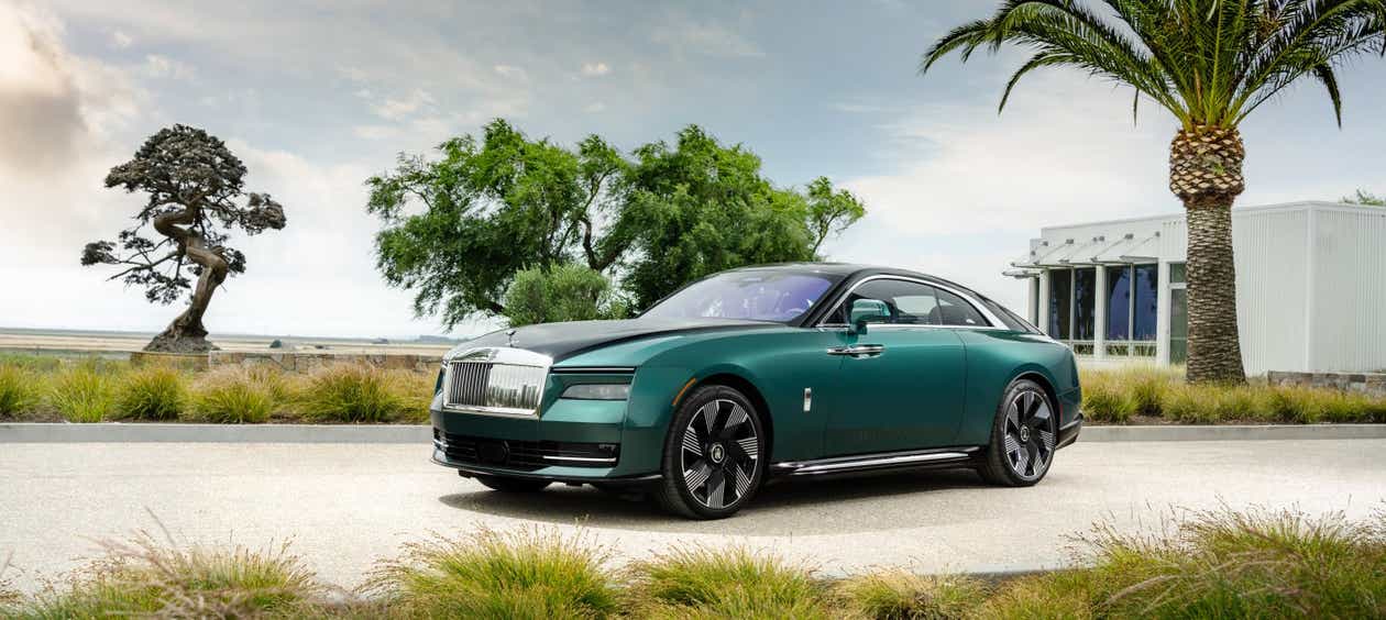 front three-quarter view of a Fame Green Rolls-Royce Spectre