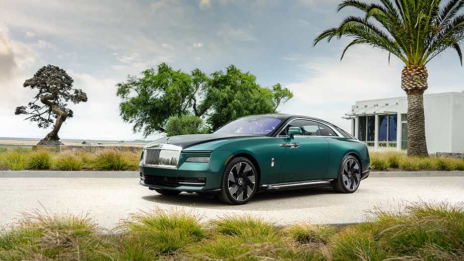 front three-quarter view of a Fame Green Rolls-Royce Spectre