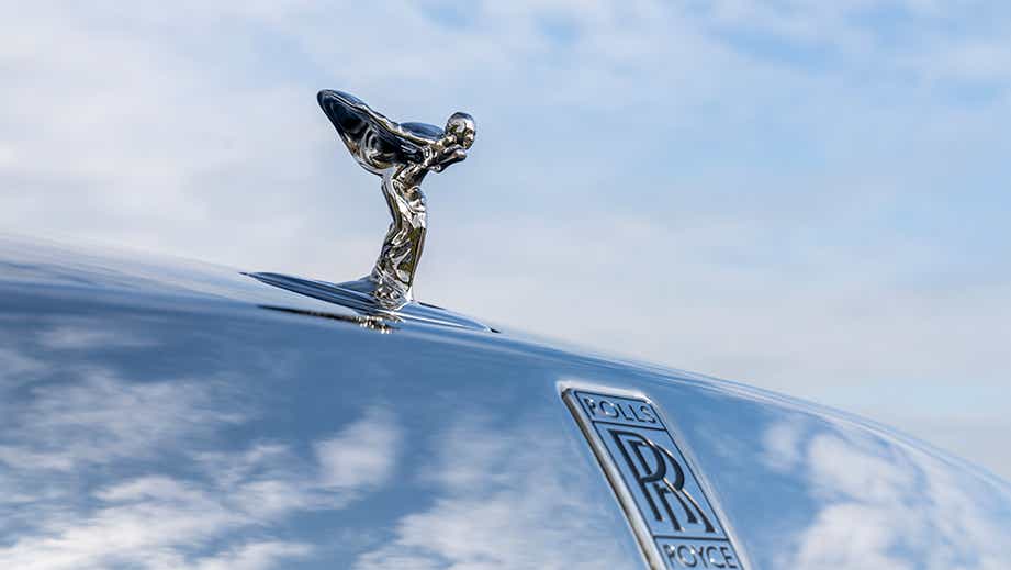 bonnet emblem close-up of a Rolls-Royce Spectre