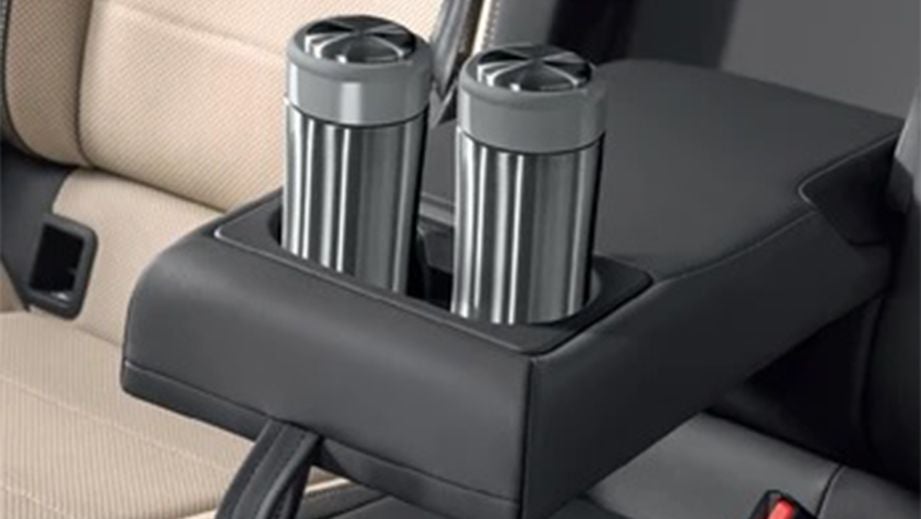 rear seat armrest with cup holders of a Skoda Slavia
