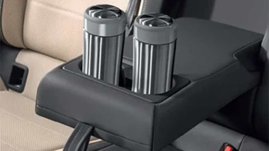 rear seat armrest with cup holders of a Skoda Slavia