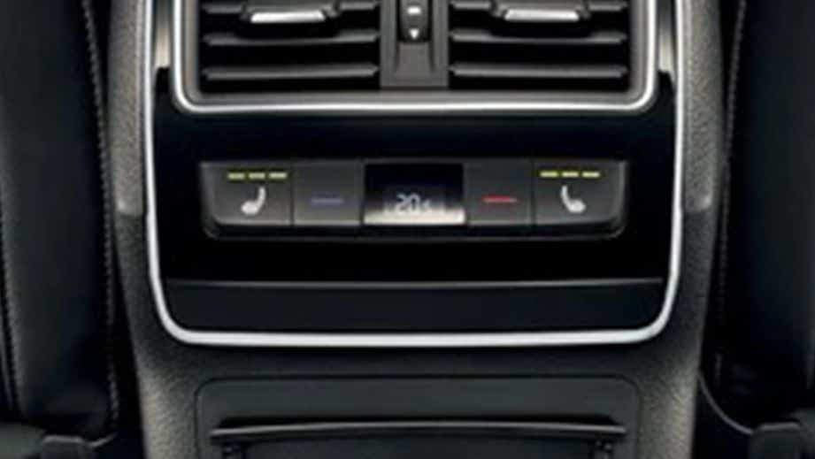 Rear air conditioning controls of a Skoda Superb