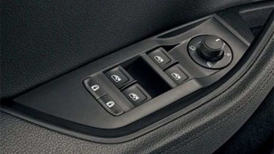 Power window controls and mirror adjustment of a Skoda Superb